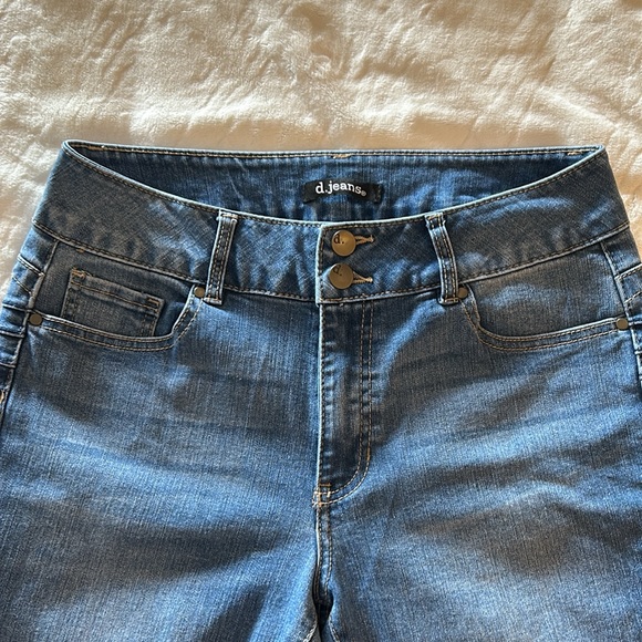 d. Jeans - Picture 2 of 11